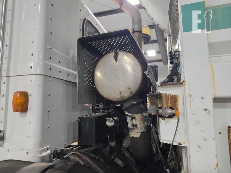 2008-peterbilt-320-image-26