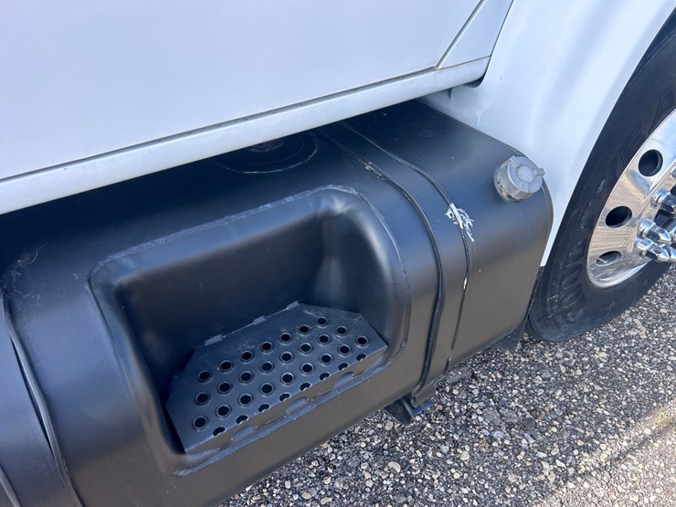 #1008-•-international-cab-and-chassis-image-30