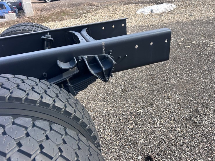 #1008-•-international-cab-and-chassis-image-19