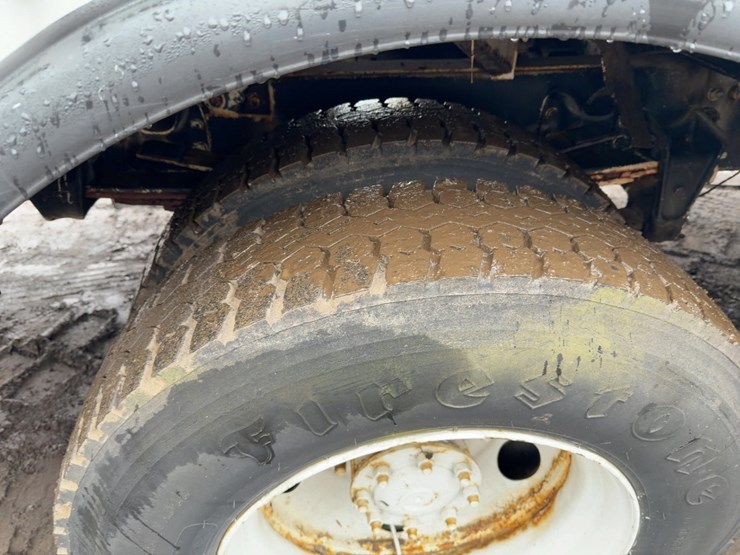 2002-freightliner-fl70-image-13