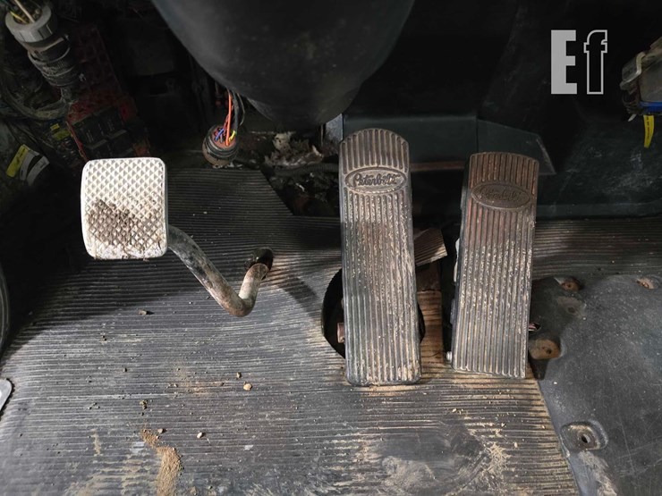 2009-peterbilt-340-image-11