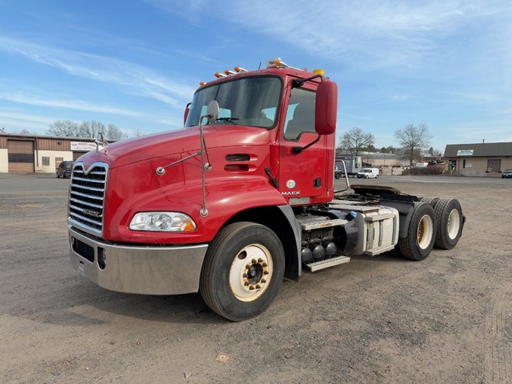 2013-mack-pinnacle-cxu613-image-1