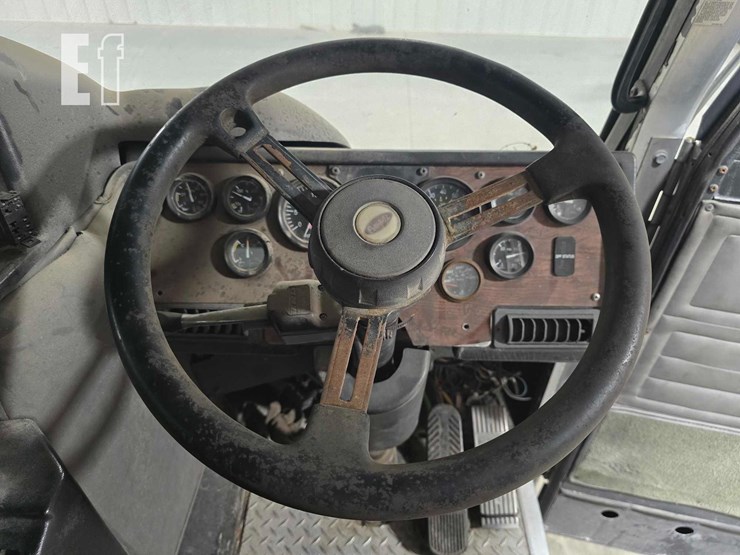 2008-peterbilt-320-image-10