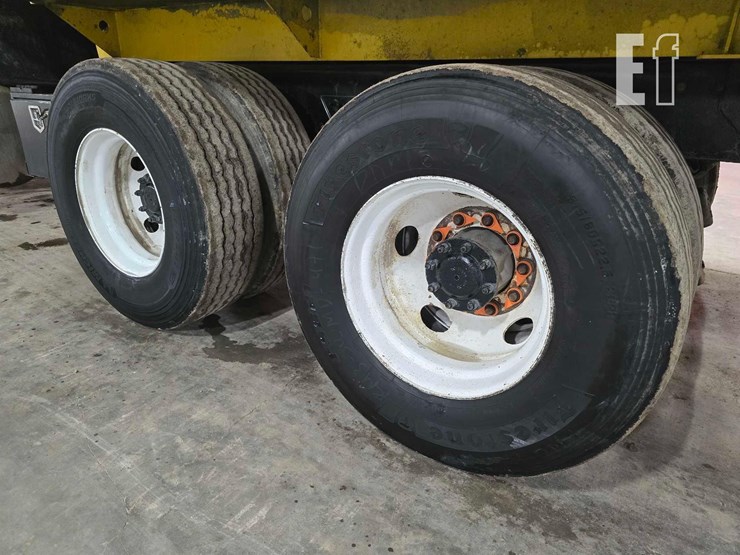 2018-peterbilt-320-image-36