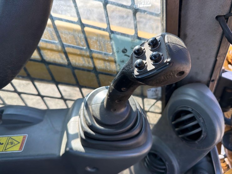 2019-caterpillar-242d-image-18