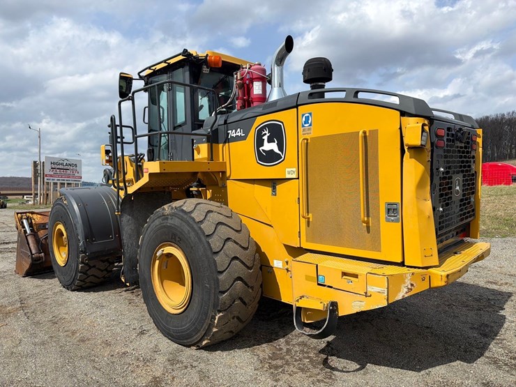 2020-deere-744l-image-6