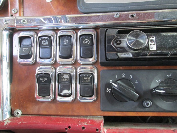 2008-peterbilt-389-image-44