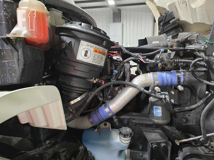 2012-freightliner-business-class-m2-106-image-21