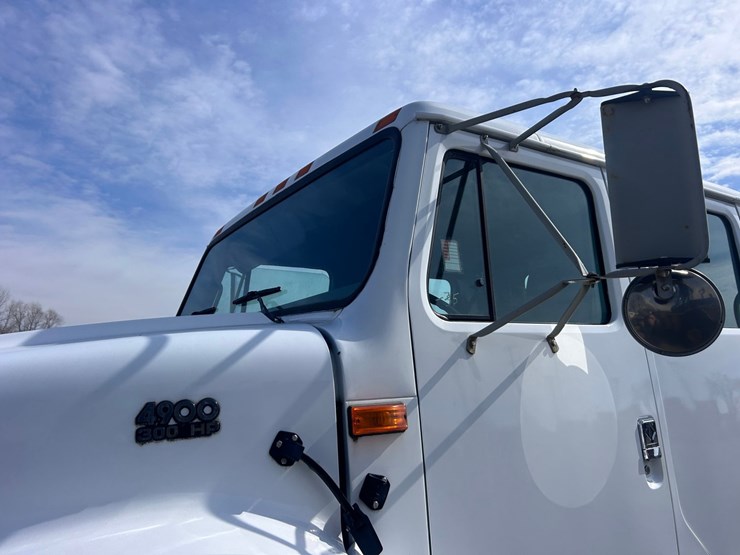 #1008-•-international-cab-and-chassis-image-12