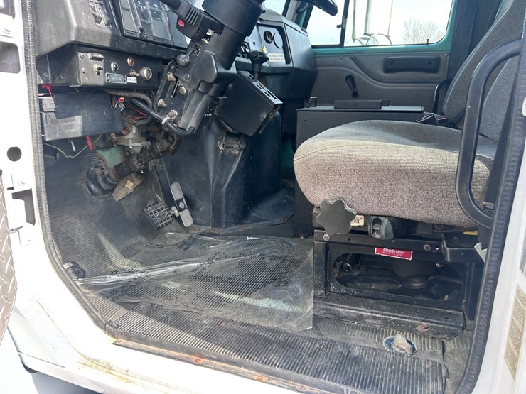 #1008-•-international-cab-and-chassis-image-44