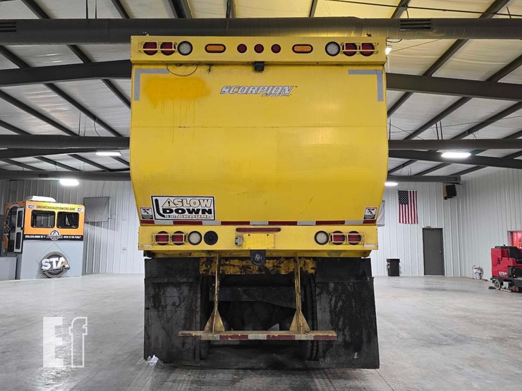 2018-peterbilt-320-image-8