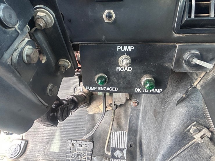 #1008-•-international-cab-and-chassis-image-59