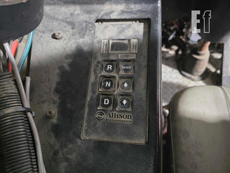 2008-peterbilt-320-image-14