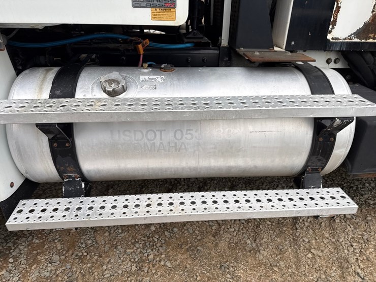 2010-massey-ferguson-8-image-25