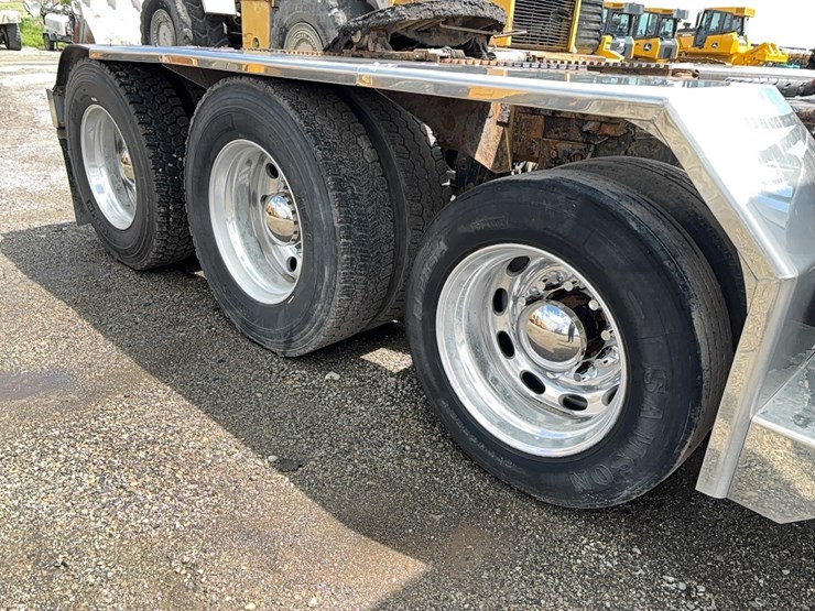 2013-peterbilt-388-image-11