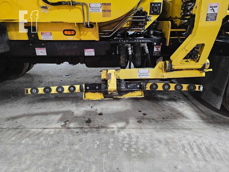 2018-peterbilt-320-image-25