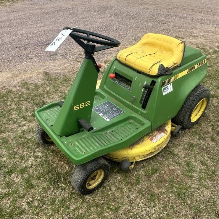 JOHN DEERE S82