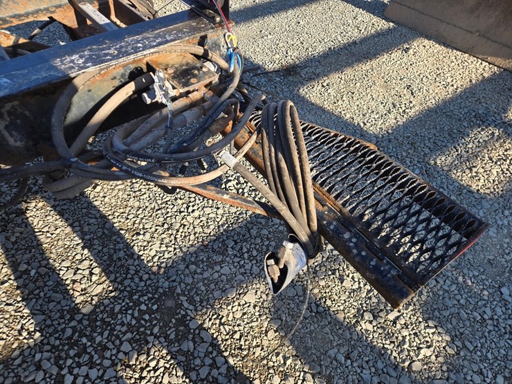 2017-massey-ferguson-8-image-34