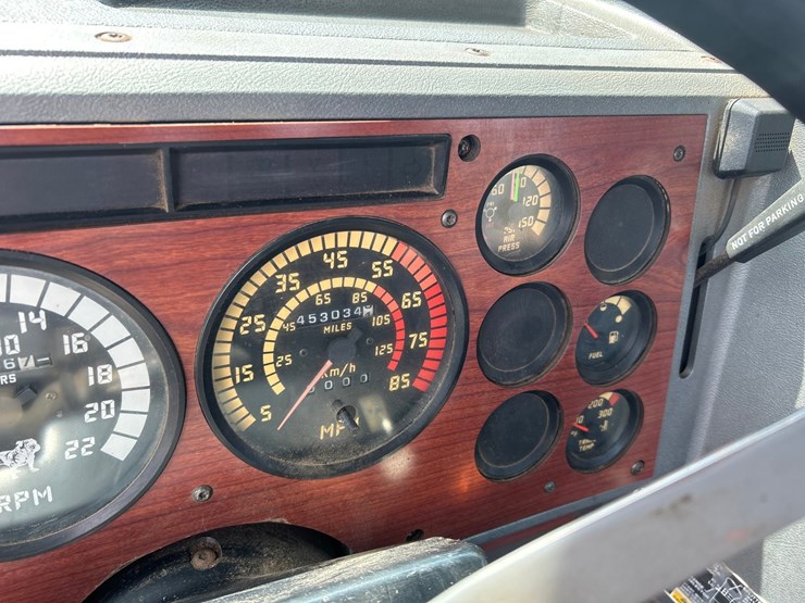 1999-mack-cl713-image-51