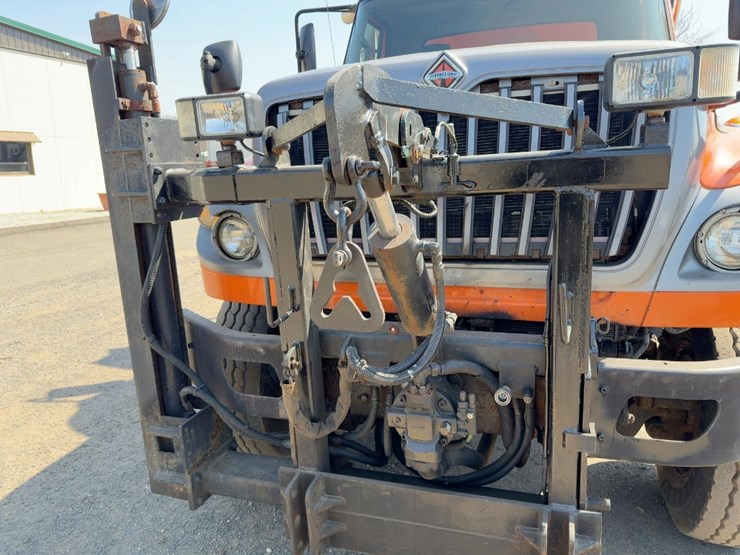 2012-international-7600-image-8