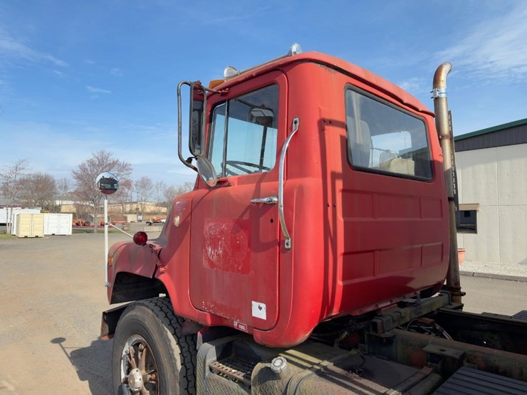 1984-mack-dm686s-image-24