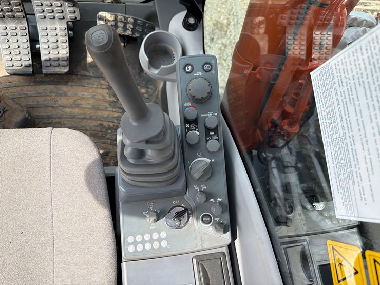 2020-hitachi-zx200-image-29