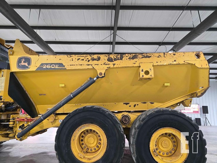 2021-deere-260e-image-17