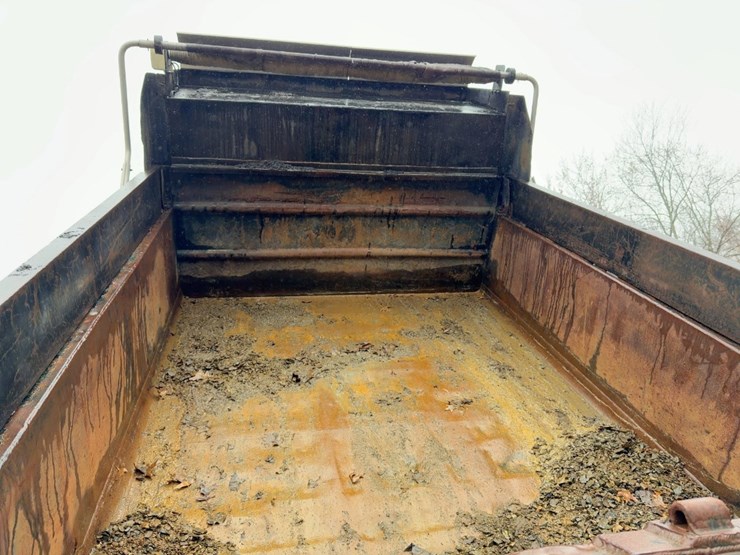 2003-freightliner-fl70-image-21