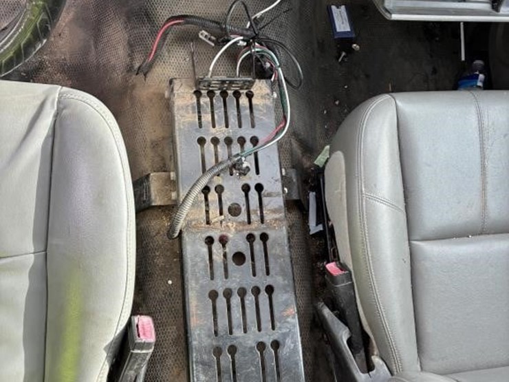 2013-chevrolet-silverado-3500-image-15