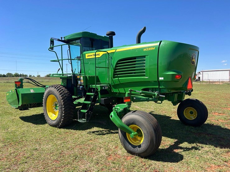 2022-john-deere-w235m-image-3