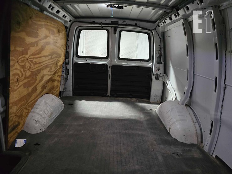 2017-chevrolet-express-2500-image-14