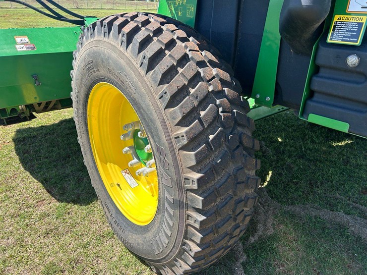 2022-john-deere-w235m-image-12