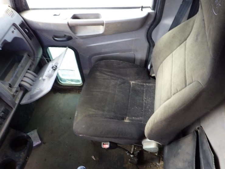 2010-peterbilt-337-image-46