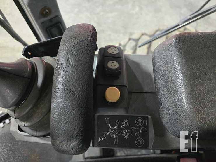 2011-caterpillar-140m2-image-20