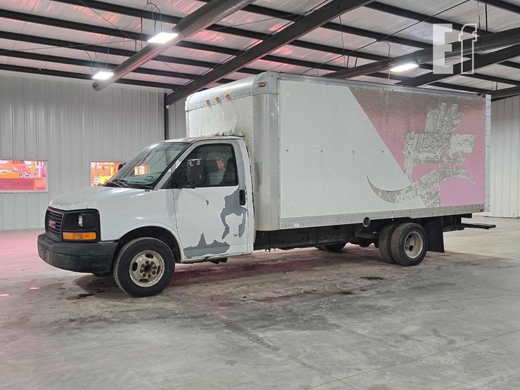 2005-gmc-savana-g3500-image-1