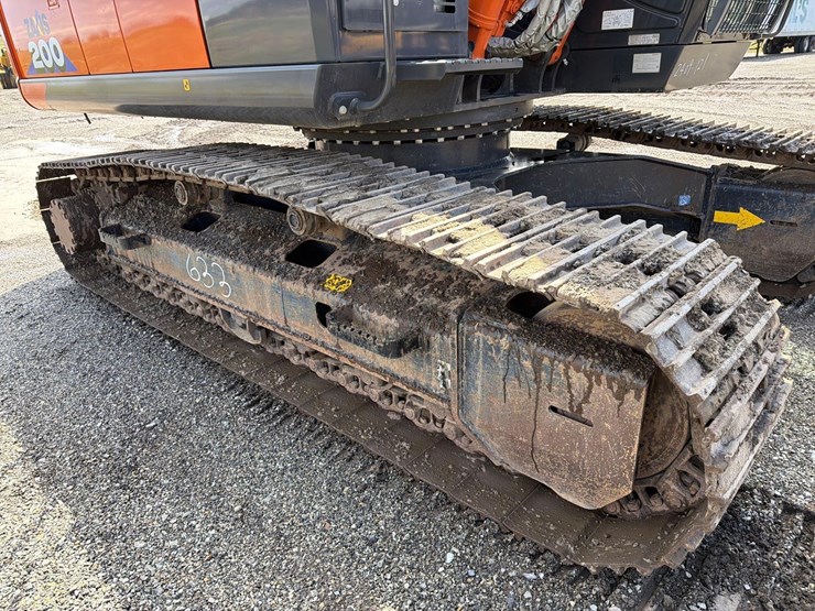 2020-hitachi-zx200-image-14