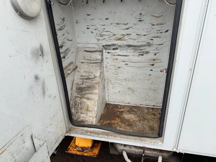 2002-freightliner-fl70-image-15