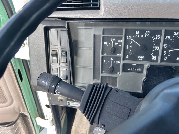 #1008-•-international-cab-and-chassis-image-55