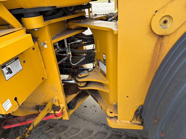 2022-deere-744l-image-11