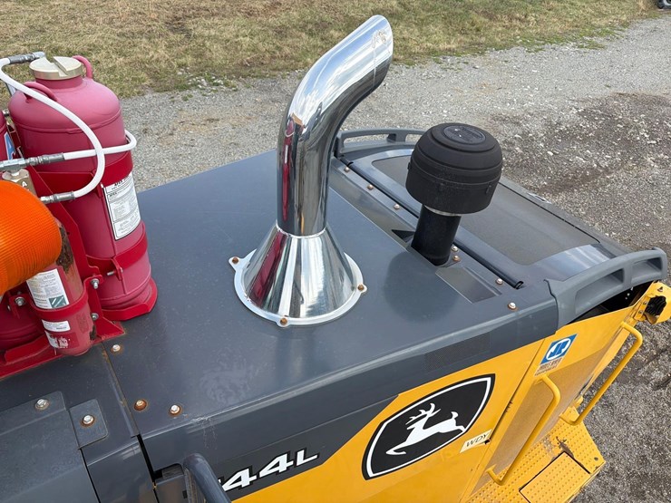 2020-deere-744l-image-18