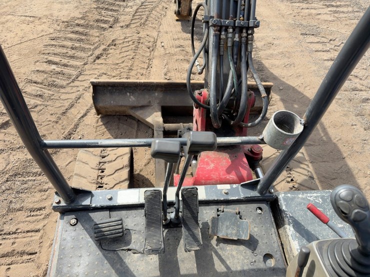 2007-takeuchi-tb135-image-28