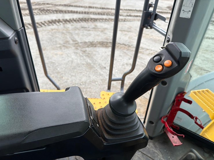 2020-deere-744l-image-22