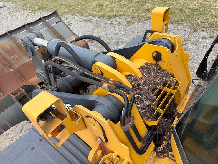 2022-deere-744l-image-21