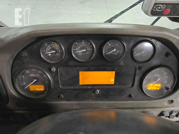 2018-peterbilt-320-image-12