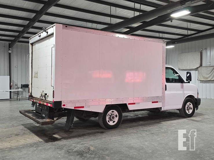 2019-gmc-savana-g1500-image-3