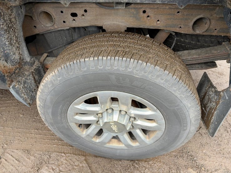 2016-chevrolet-silverado-2500hd-image-10