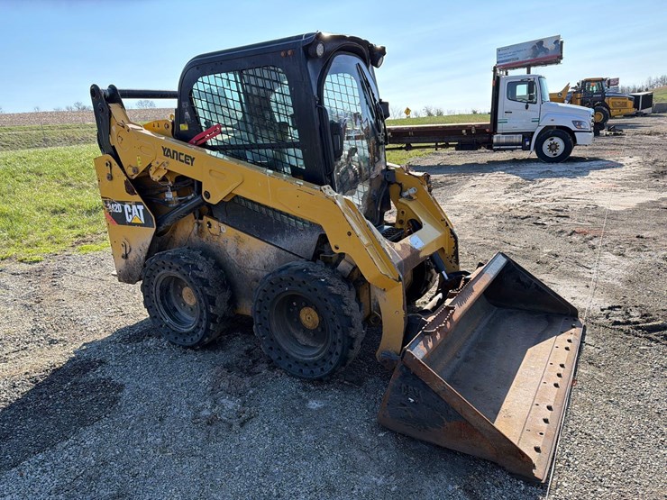 2019-caterpillar-242d-image-3