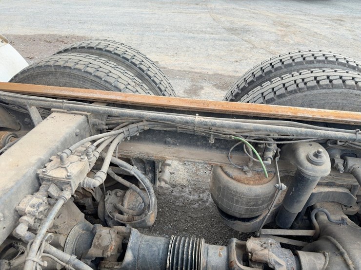 2015-peterbilt-567-image-24