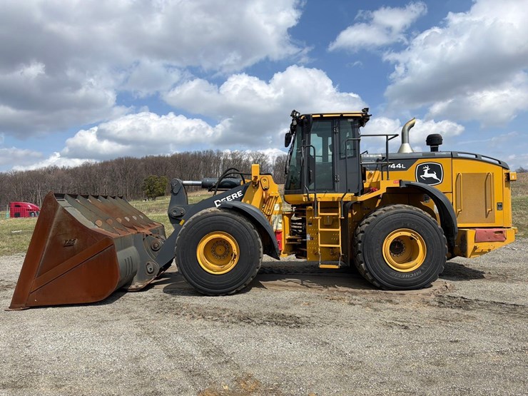 2022-deere-744l-image-1