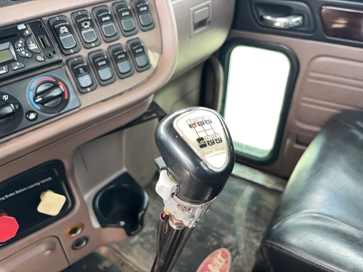 2013-peterbilt-388-image-19